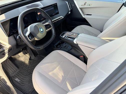 Mineral White Metallic 2023 BMW iX xDrive50