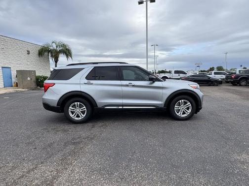 ICONIC SILVER METALLIC 2022 Ford Explorer XLT
