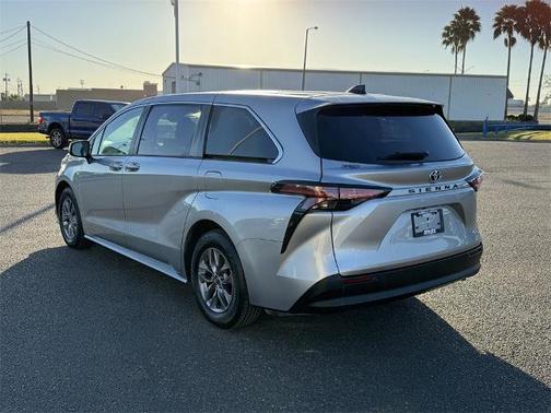 2021 Toyota Sienna LE 8 PASSENGER