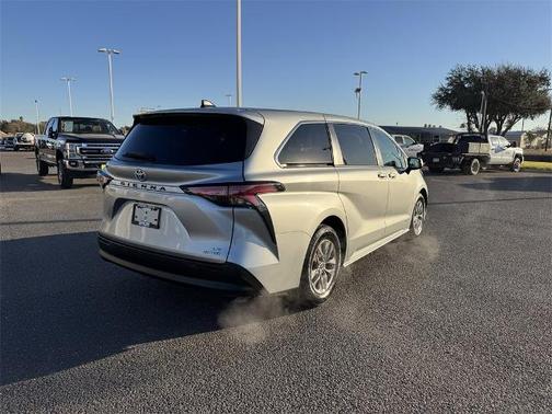 2021 Toyota Sienna LE 8 PASSENGER