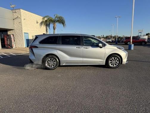 2021 Toyota Sienna LE 8 PASSENGER