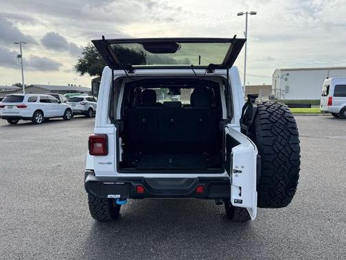 Bright White Clearcoat 2024 Jeep Wrangler SAHARA