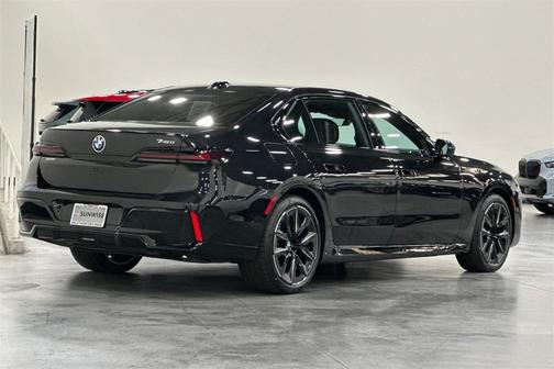 2023 BMW 740 i