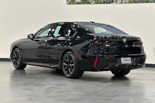 2023 BMW 740 i
