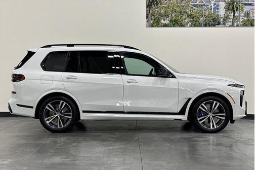 2025 BMW X7 M60i