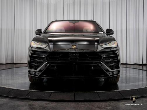 Nero Noctis Metallic 2022 Lamborghini Urus Graphite Capsule