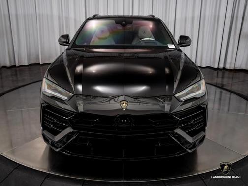 Nero Noctis Metallic 2022 Lamborghini Urus Graphite Capsule