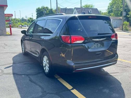 Brilliant Black Crystal Pearlcoat 2017 Chrysler Pacifica Touring-L
