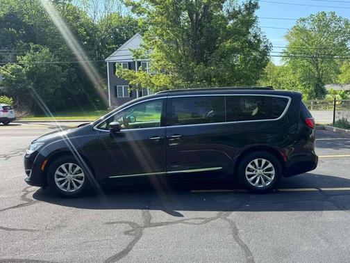 Brilliant Black Crystal Pearlcoat 2017 Chrysler Pacifica Touring-L