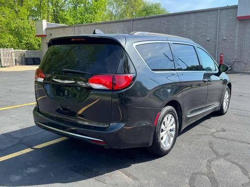 Brilliant Black Crystal Pearlcoat 2017 Chrysler Pacifica Touring-L