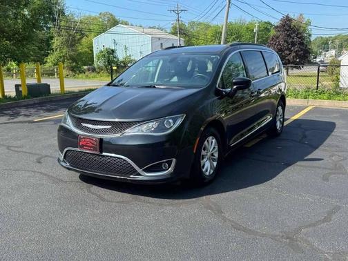 Brilliant Black Crystal Pearlcoat 2017 Chrysler Pacifica Touring-L