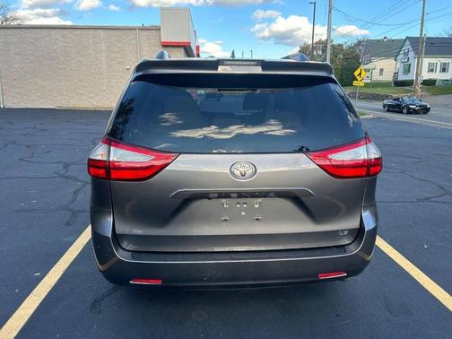 2019 Toyota Sienna LE