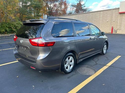 2019 Toyota Sienna LE