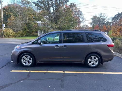 2019 Toyota Sienna LE