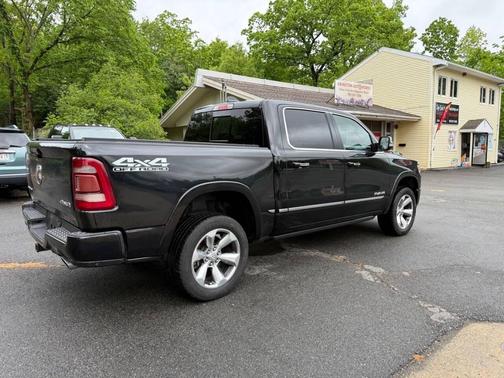 Diamond Black Crystal Pearlcoat 2019 RAM 1500 Limited