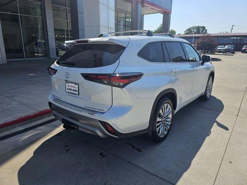 Pearl 2026 Toyota Highlander Platinum