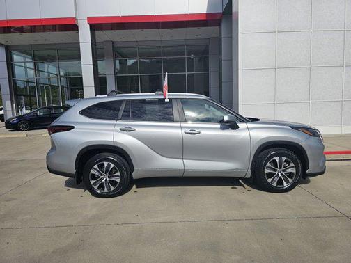 2024 Toyota Highlander Hybrid XLE