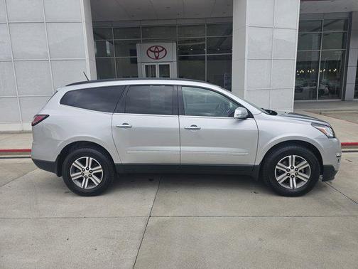 Silver Ice Metallic 2017 Chevrolet Traverse 2LT