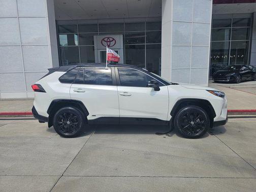 2022 Toyota RAV4 Hybrid SE