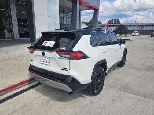 2022 Toyota RAV4 Hybrid SE