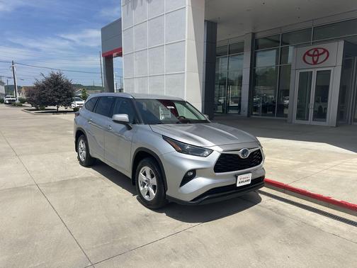Celestial Silver Metallic 2022 Toyota Highlander Hybrid LE