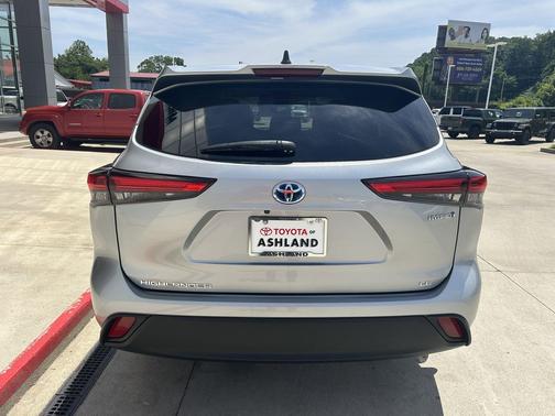 Celestial Silver Metallic 2022 Toyota Highlander Hybrid LE
