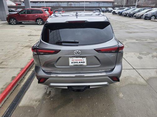 2026 Toyota Highlander Hybrid Platinum