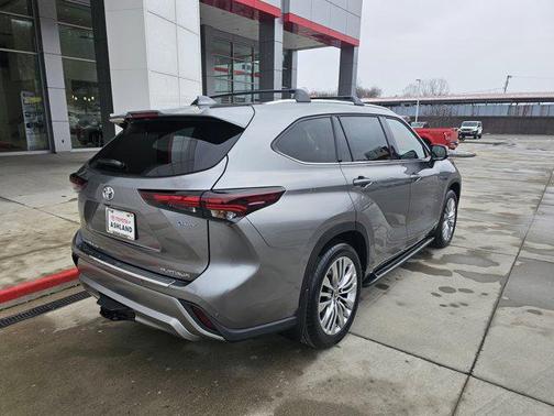 2026 Toyota Highlander Hybrid Platinum