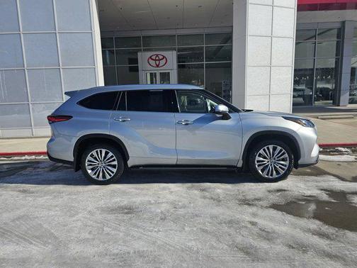 2023 Toyota Highlander Hybrid Platinum