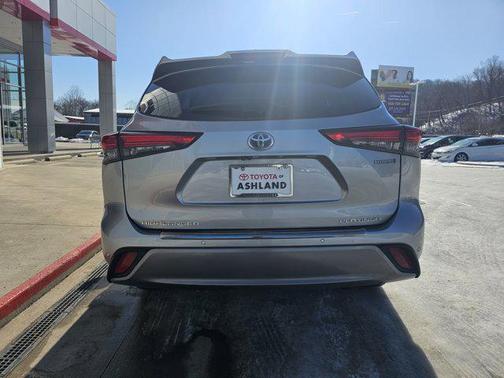2023 Toyota Highlander Hybrid Platinum