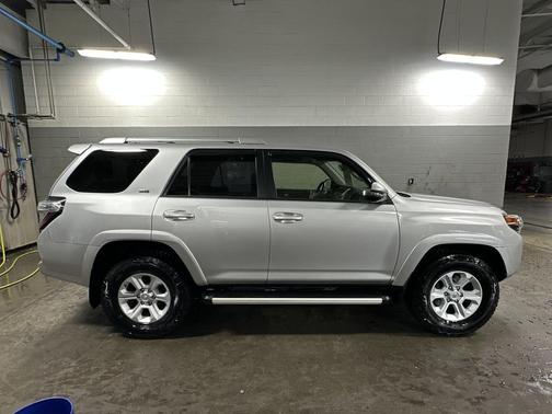 Classic Silver Metallic 2017 Toyota 4Runner SR5 Premium