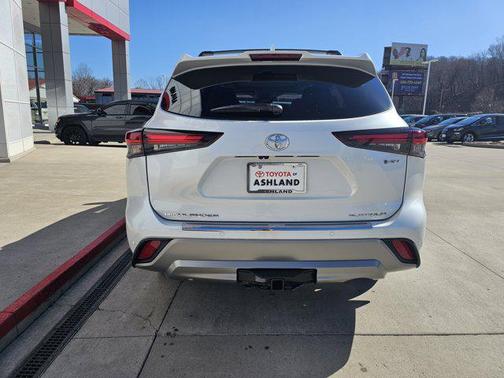 2026 Toyota Highlander Hybrid Platinum