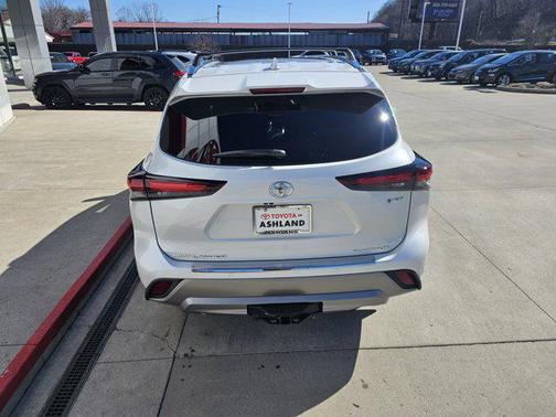 2026 Toyota Highlander Hybrid Platinum