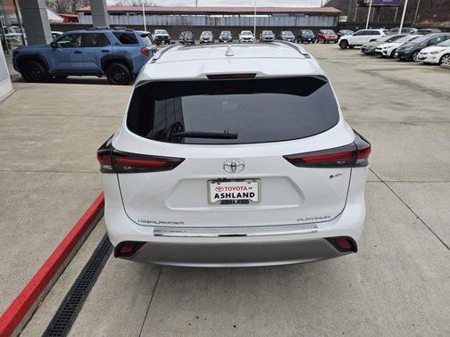 2026 Toyota Highlander Hybrid Platinum