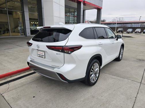 2026 Toyota Highlander Hybrid Platinum