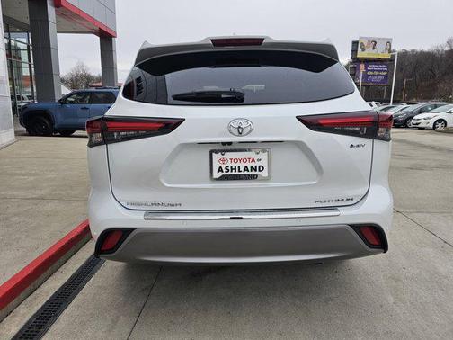 2026 Toyota Highlander Hybrid Platinum