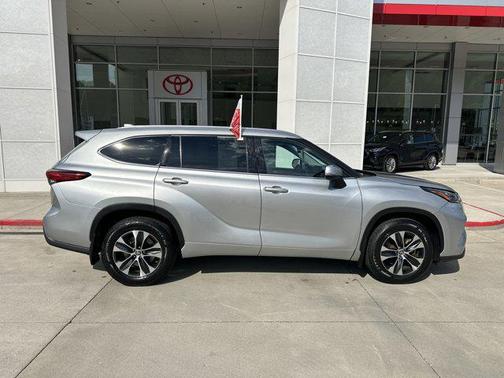 Celestial Silver Metallic 2020 Toyota Highlander XLE