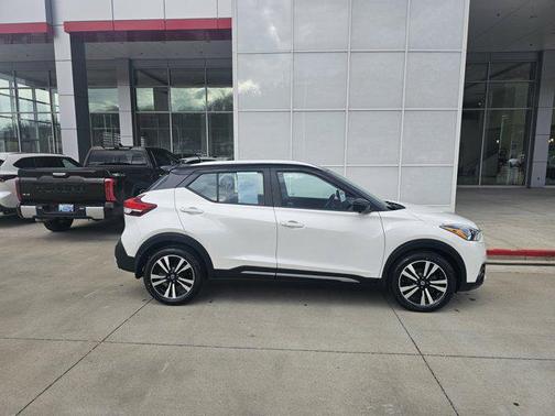 Aspen White/Super Black 2020 Nissan Kicks SR