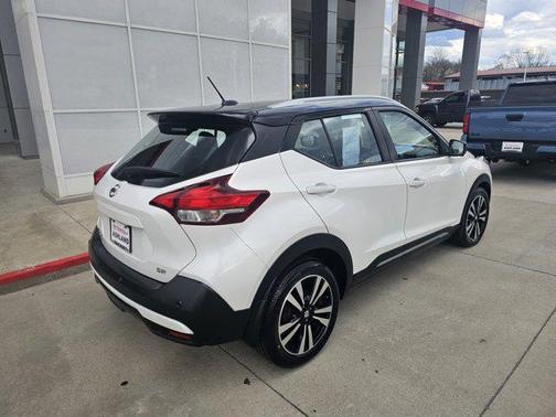 Aspen White/Super Black 2020 Nissan Kicks SR