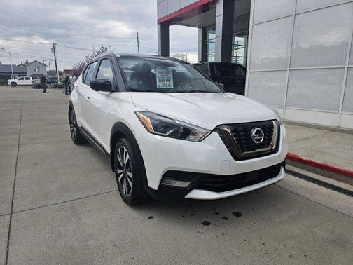 Aspen White/Super Black 2020 Nissan Kicks SR