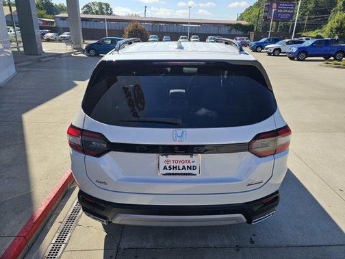 2025 Honda Pilot Touring 8-Passenger