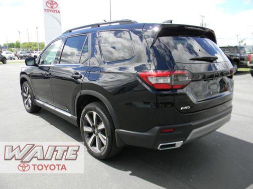 Crystal Black Pearl 2023 Honda Pilot Touring 8-Passenger