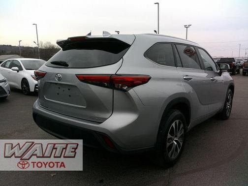 Celestial Silver Metallic 2023 Toyota Highlander XLE