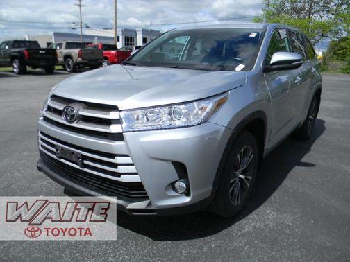 Celestial Silver Metallic 2018 Toyota Highlander LE Plus