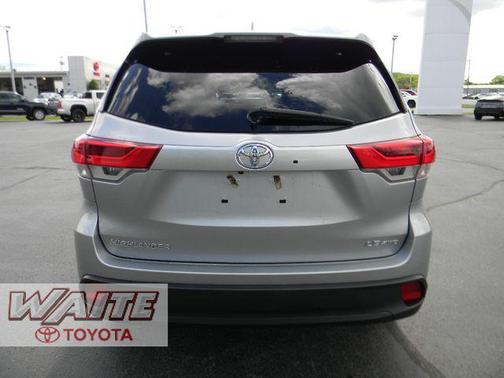 Celestial Silver Metallic 2018 Toyota Highlander LE Plus