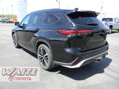 Midnight Black Metallic 2022 Toyota Highlander XSE