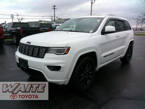 Bright White Clearcoat 2021 Jeep Grand Cherokee Laredo