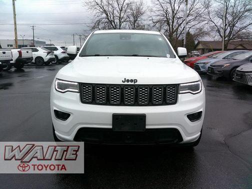 Bright White Clearcoat 2021 Jeep Grand Cherokee Laredo