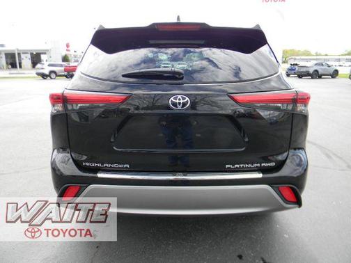 Midnight Black Metallic 2022 Toyota Highlander Platinum