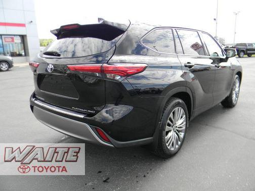 Midnight Black Metallic 2022 Toyota Highlander Platinum